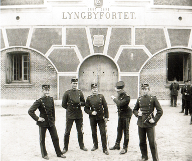 Lyngbyfortet. 5 officerer foran Lyngbyfortets strube - Lyngby-Taarbæk Stadsarkiv.