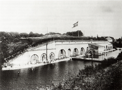 Christiansholms Batteri Strubekaserne og strubekaponiere set fra sydvest 1920 - Rigsarkivet