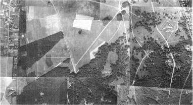 Fortunfortet. Luftfoto fra 1926 der viser forhugget i Fortunens Indelukke i Dyrehaven. Yderst til højre ses Taarbækfortet. Lyngby-Taarbæk Stadsarkiv.
