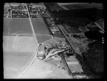 Fortunfortet. Luftfoto fra 1935. Foran fortet ses konturerne af de nedlagte skyttegrave fra 1. verdenskring, i fortets sydvestlige ende ses jordrampen og i mod øst ses i Dyrehavens Indelukke "forhugget" fra 1. verdenskrig. Lyngby-Taarbæk Stadsarkiv.