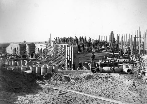 Fortunfortet 28. februar 1892. Støbningen af den nordøstlige del af betonkasematten er i fuld gang. Tøjhusmuseet.
