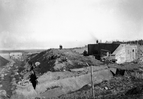 Fortunfortet 28. februar 1892. Den sydlige betonkasemat er støbt og for enden af facegraven ses Saillantkaponieren. Tøjhusmuseet.