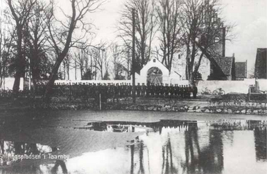 Sydamagerstillingen. Soldater på stillingspladsen foran Tårnby kirke 1918. Tårnby Stads- og Lokalarkiv.